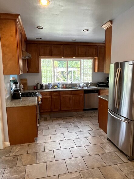 Kitchen - 737 S Tremaine Ave