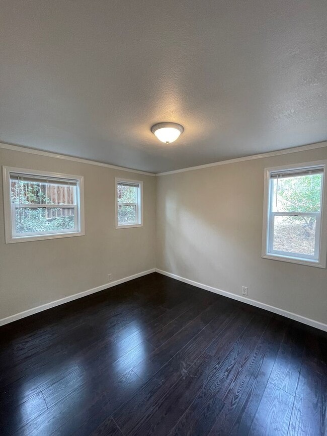 Building Photo - 2bdrm, 2 bath, located just minutes from d...