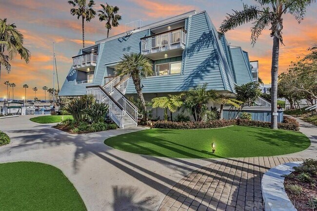 Building Photo - Stunning Condo on the Bay