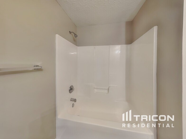 Building Photo - 734 Trickle Ln