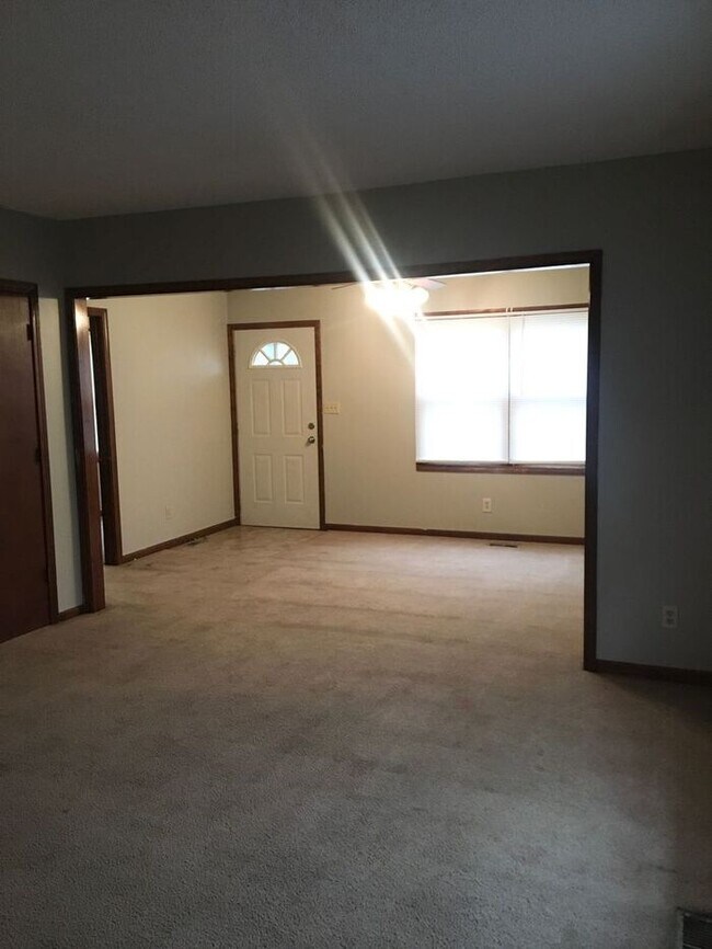 Building Photo - 3 bedroom / 1 bath house for rent - $1100-...
