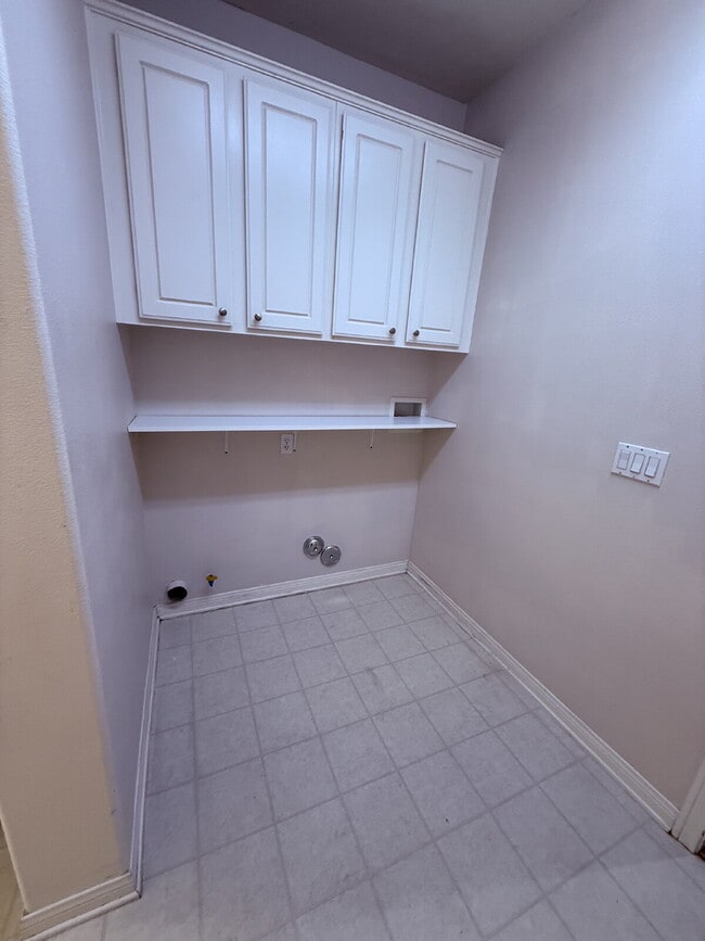 Building Photo - Spacious 5-Bed Family Home w/ 3-Car Garage Near Top Schools in Orange Crest.  One large bedroom a...