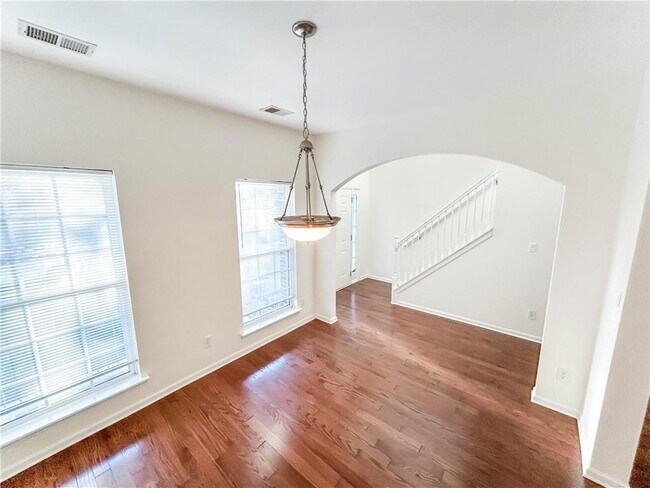 Building Photo - 2027 Oakbluff Way SW