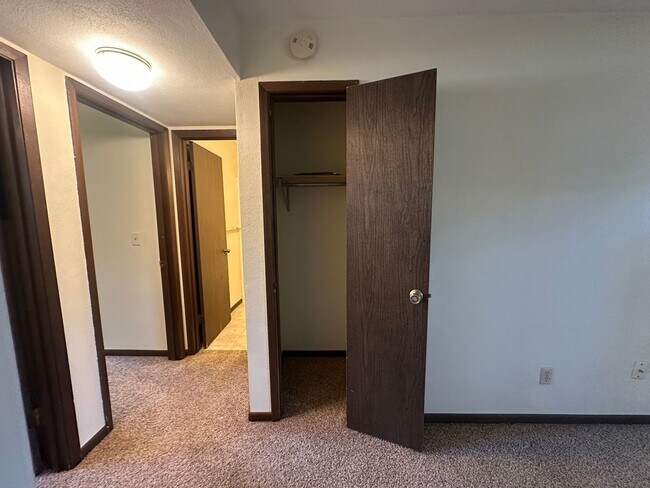 Building Photo - 2 Bedroom/1 Bath Apartment For Rent