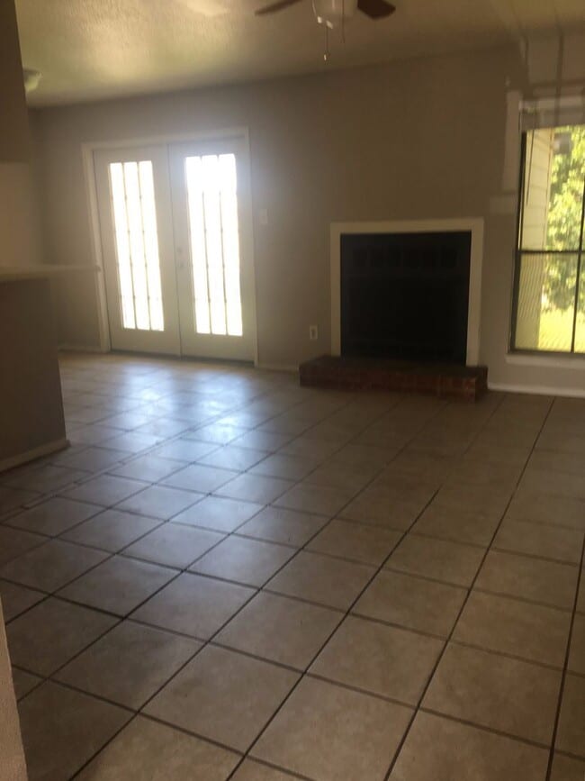 Building Photo - Clean and Bright 2 BR 2 BA Condo - Upstairs