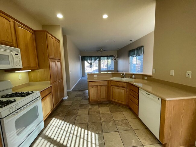 Building Photo - Apple Valley-Del Web Home, 2 Bedrooms,2 Ba...