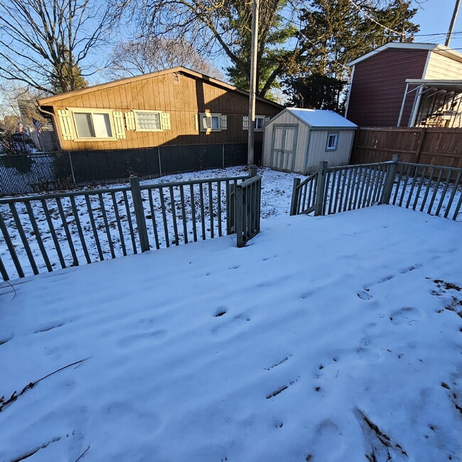 Building Photo - 3 Bedroom, 1 Bath Ranch w/ Fresh Updates Throughout. Spacious Living Room w/ New Laminate Floorin...