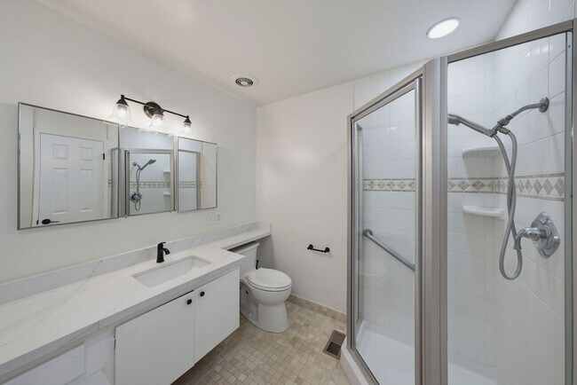 Building Photo - Charming 2-Bedroom Townhouse for Rent in Huntington Beach!