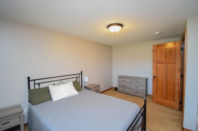 Building Photo - 2204 S Silverthorne Ave