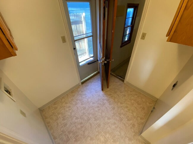 Building Photo - Crestview Three Bedroom House with Garage