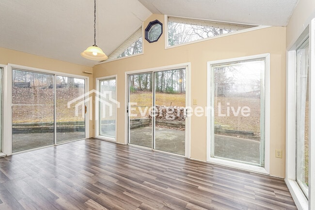 Building Photo - 118 Peachtree Ln