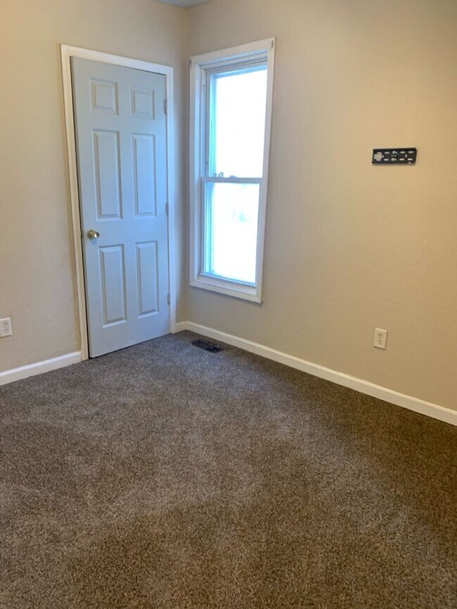 Building Photo - Spacious 4 Bedroom 2 bath house located ne...