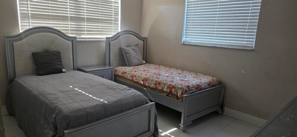 Building Photo - 896 SW 64th Ter