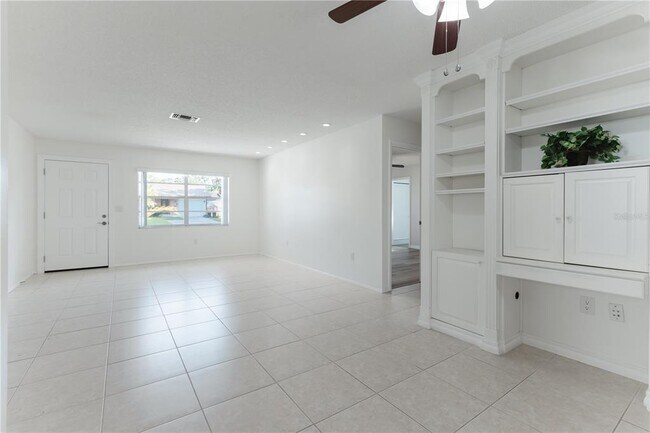 Building Photo - 6520 Meadowbrook Ln