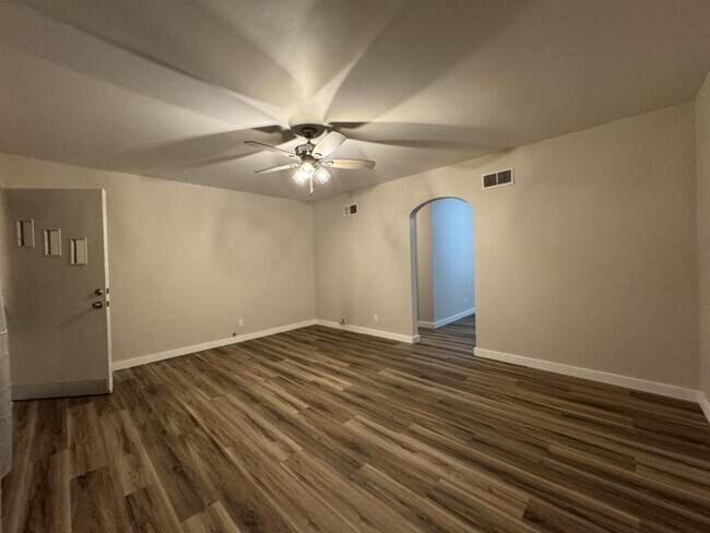 Building Photo - 1044 S Main Ave