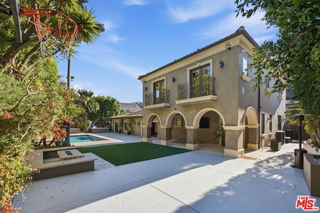 Building Photo - 2108 San Ysidro Dr