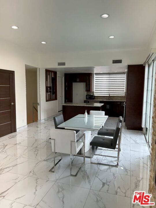 Building Photo - 7916 Blackburn Ave