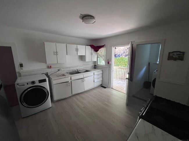 Building Photo - 323 Maple St