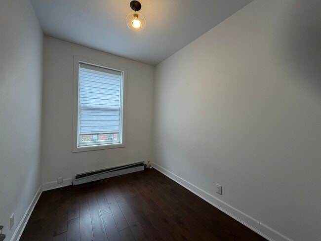 Building Photo - 228 Maple St