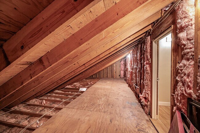 Building Photo - Exceptional Contemporary Features Privacy and a Scenic Back Yard.