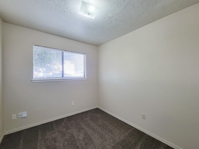 Building Photo - 10059 Emerald Creek Dr