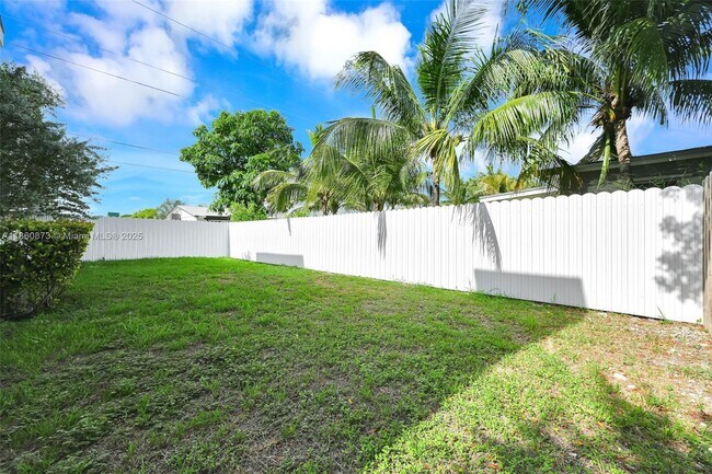 Building Photo - 18750 SW 117th Ave
