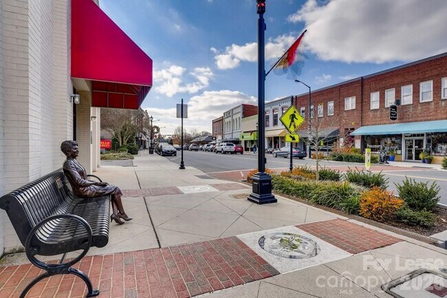 Building Photo - 503 N Church St