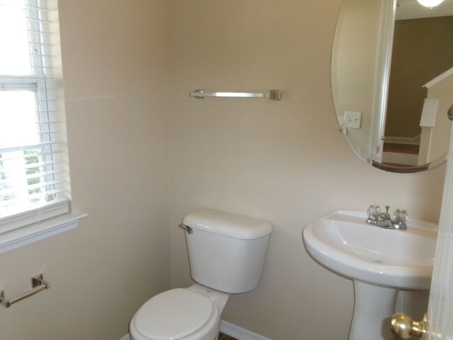 Building Photo - 3 bedroom, 2.5 bath home located in Bellegrove Preserve