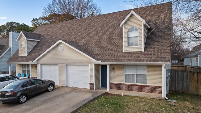 Building Photo - "Cozy 2-Bedroom Duplex Retreat on East Dra...