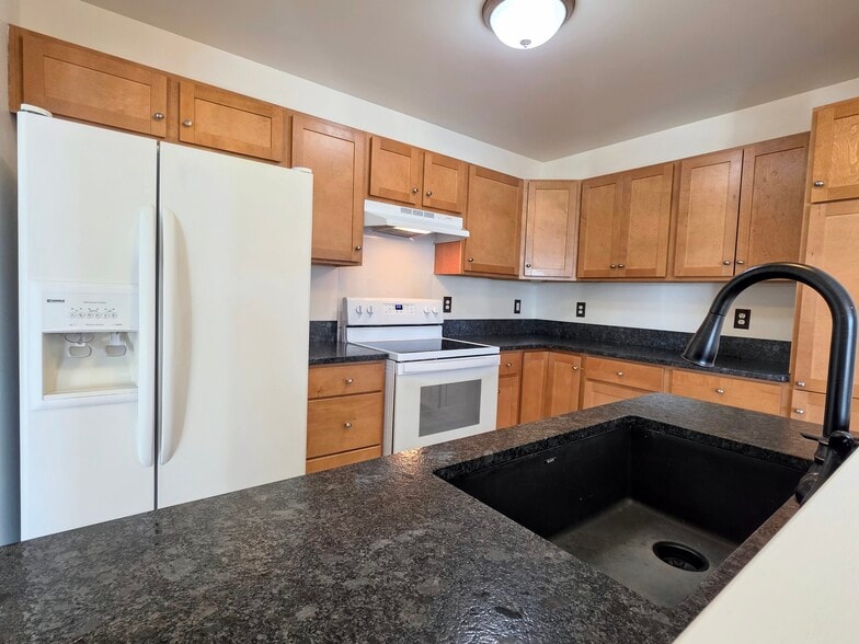 Building Photo - 521 Fox Ridge Ln