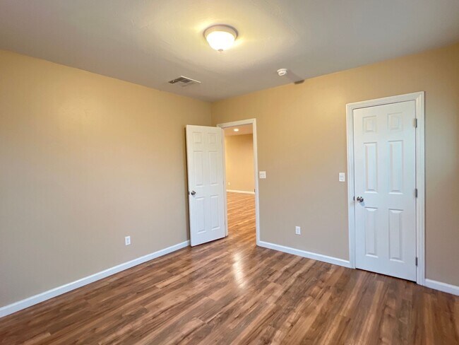 Building Photo - Northeast Bakersfield