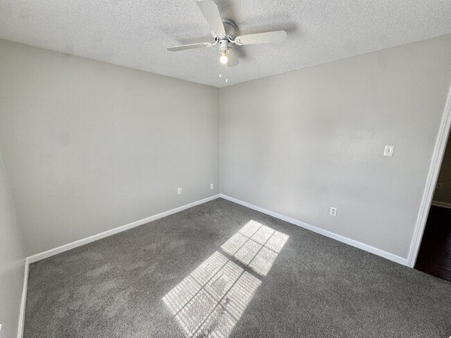 Building Photo - 6416 Valley Oak Dr