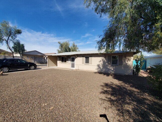 Building Photo - 4 bedroom, 1.5 bath - North Phoenix - Big ...