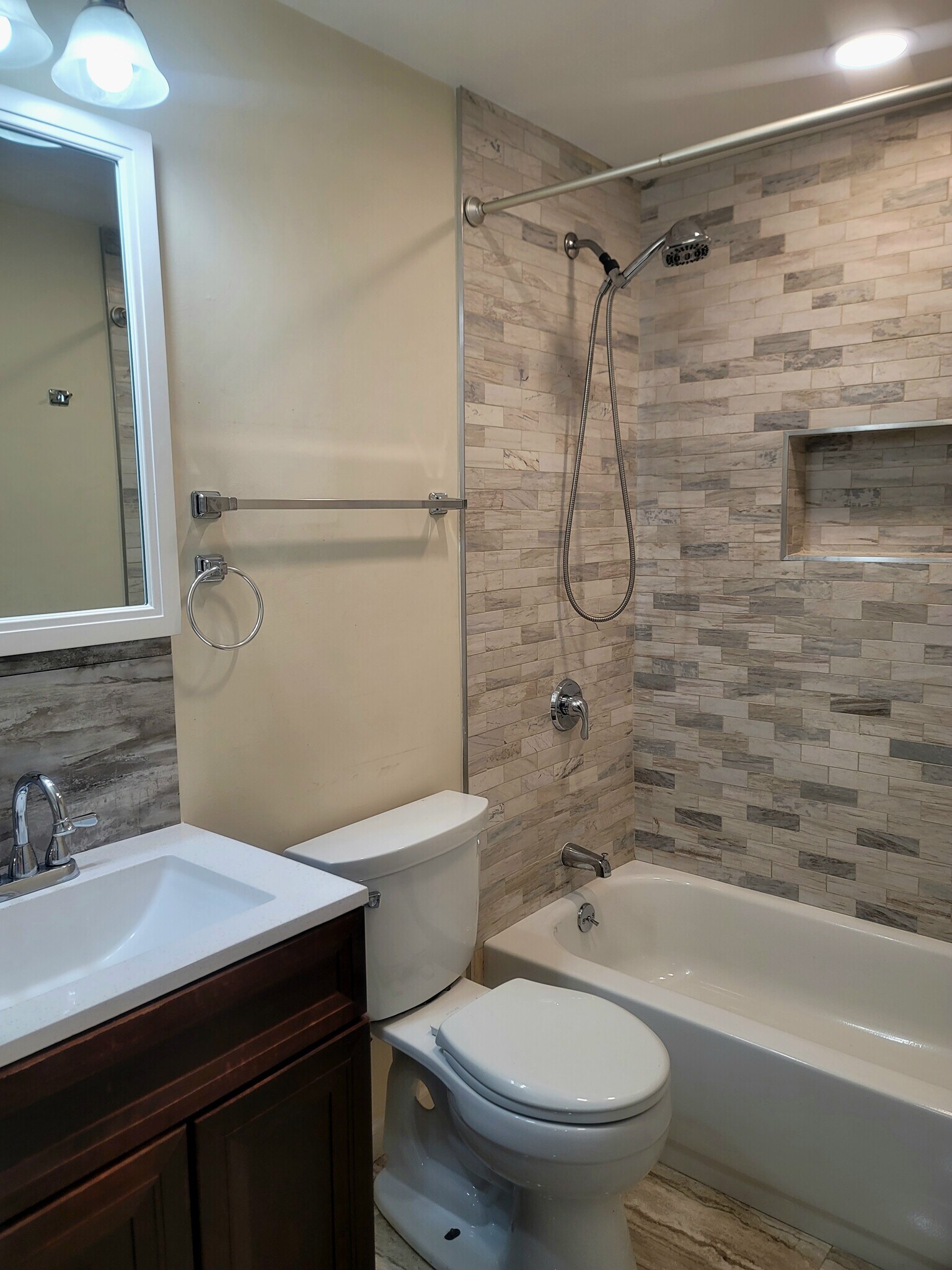 Full Bathroom - 3914 Clark St