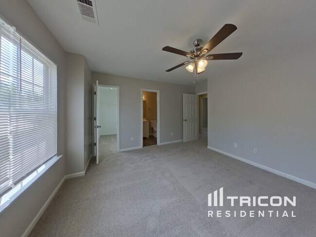 Building Photo - 827 Oakshire Cir