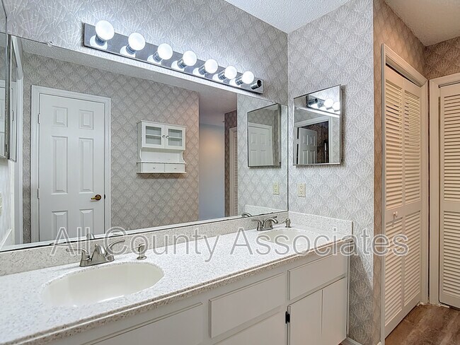 Building Photo - 1007 S Pointe Alexis Dr