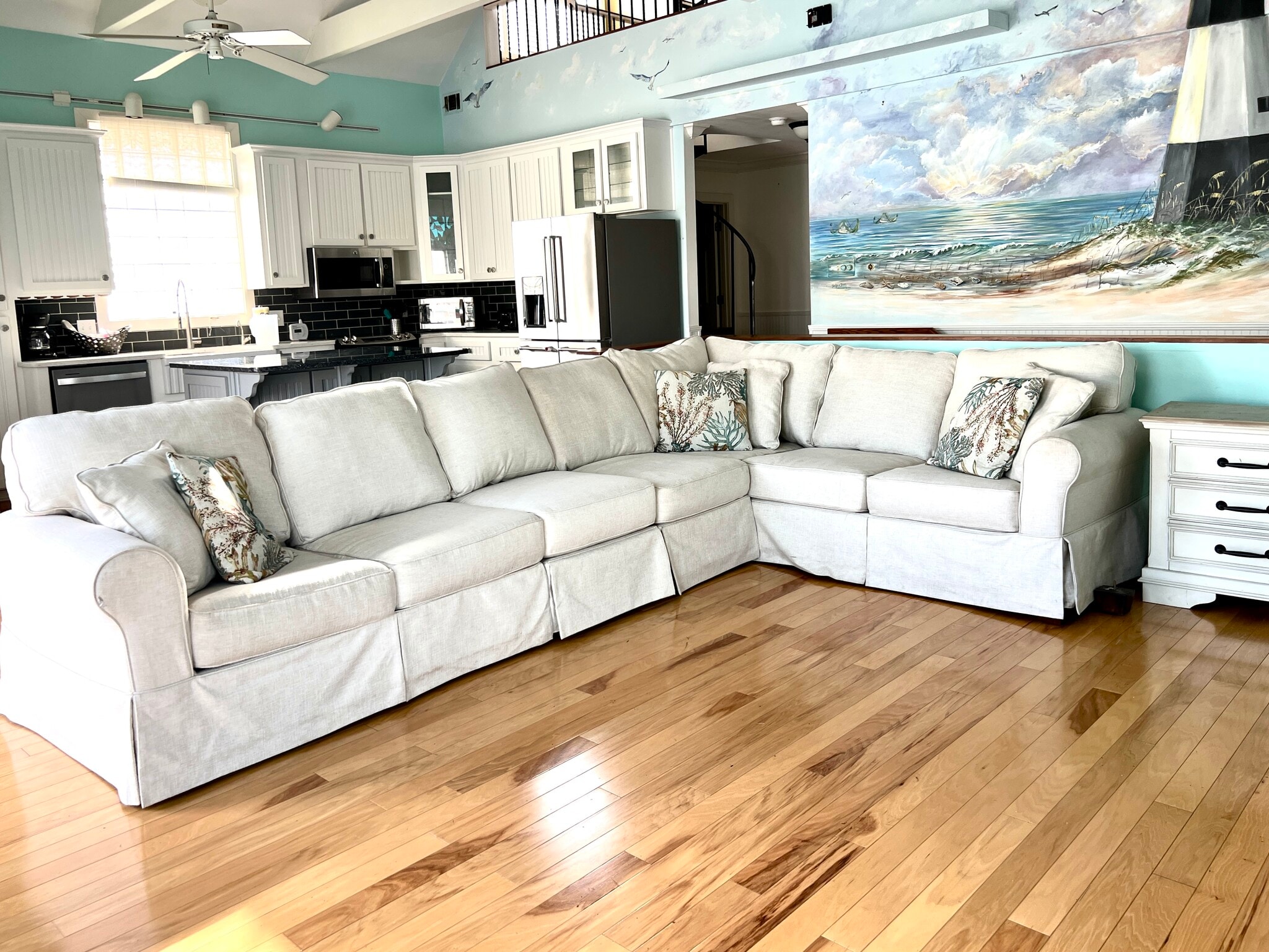 Spacious living room with vaulted ceiling - 301 Butler Ave