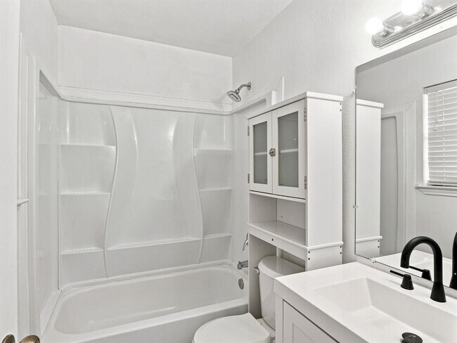 Building Photo - 1303 Lovers Ln