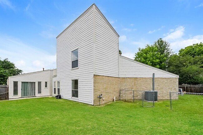 Building Photo - 14907 El Grande Dr