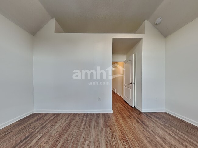 Building Photo - 6145 Sandbourne E