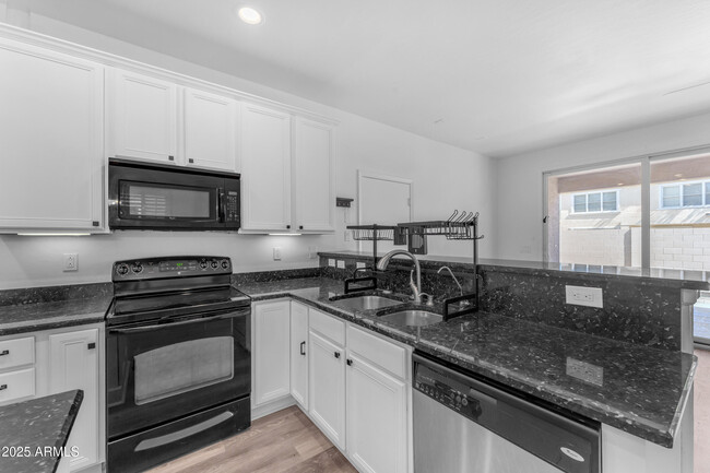 Building Photo - 2318 E Sunland Ave