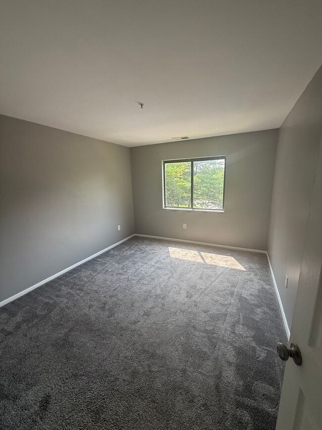Building Photo - Fresh Paint and Updated Condo in Parkville MD!