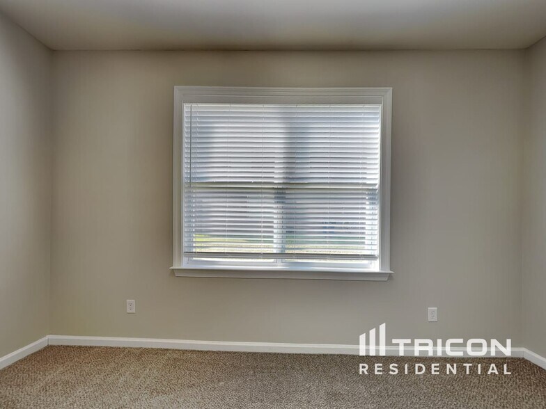 Building Photo - 3620 Long Lake Dr