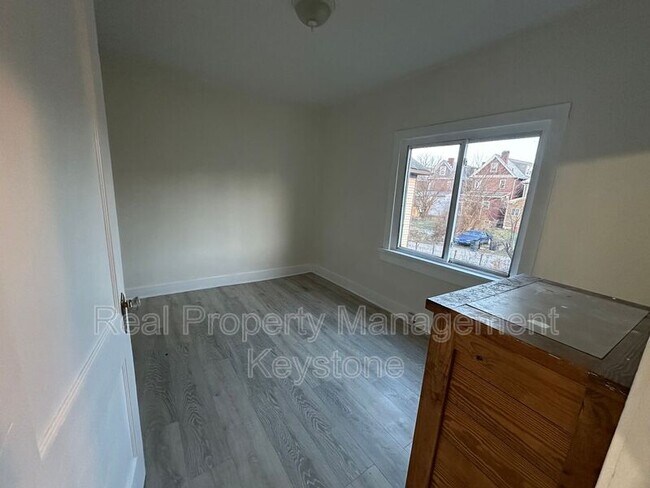 Building Photo - 122 E 16th Ave