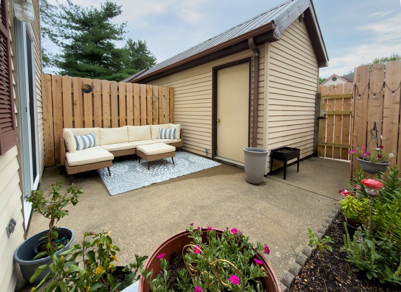 Patio & storage unit - 3 Utica Cir