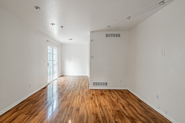 Building Photo - Spacious 4BD, 3.5BA Aurora Highlands Home ...