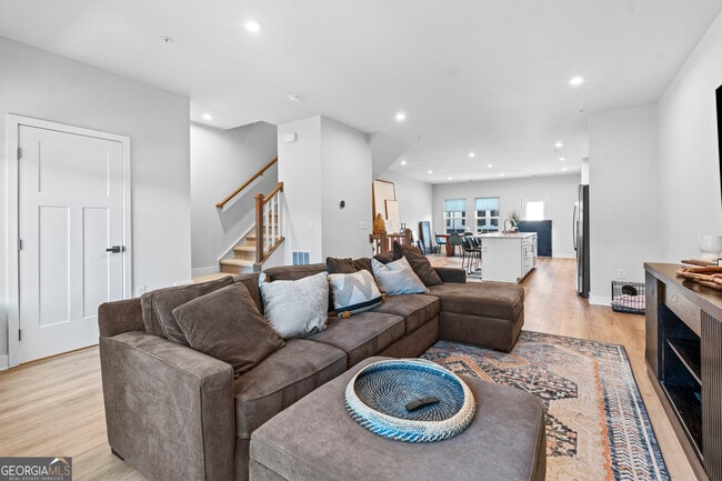 Building Photo - 205 Climbing Ivy Cir