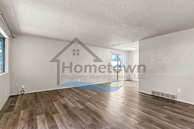 Building Photo - Large 4 Bedroom 2 Bathroom Home with Off S...