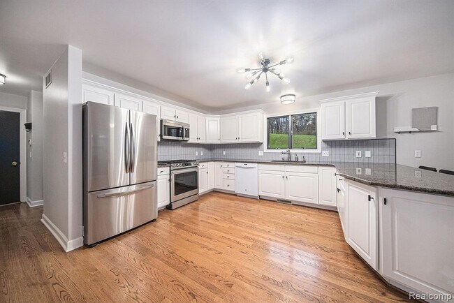 Building Photo - 695 Heritage Dr