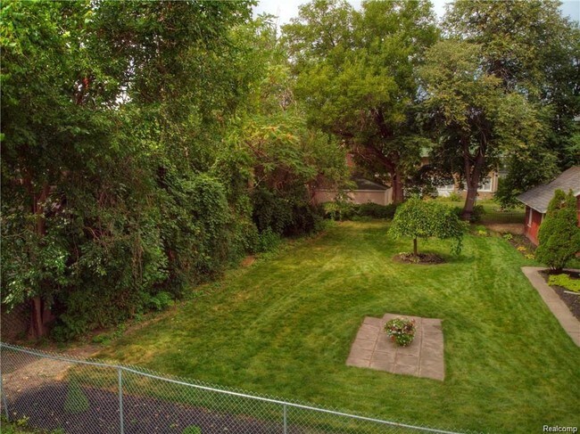 Building Photo - 22 Edison St